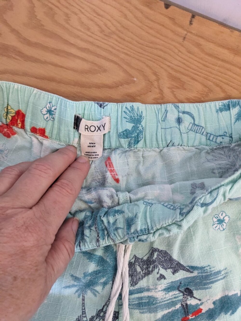 Roxy Tropical Flowers & Surfers Shorts Sz M - Picture 3 of 6